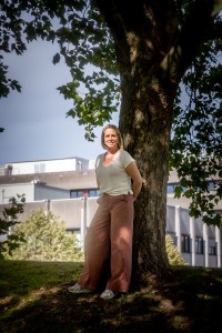 Dorien Roggeman in de tuin van AZ Sint-Blasius